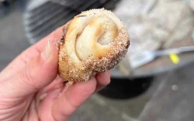 Grädda kanelbullar över öppen eld!